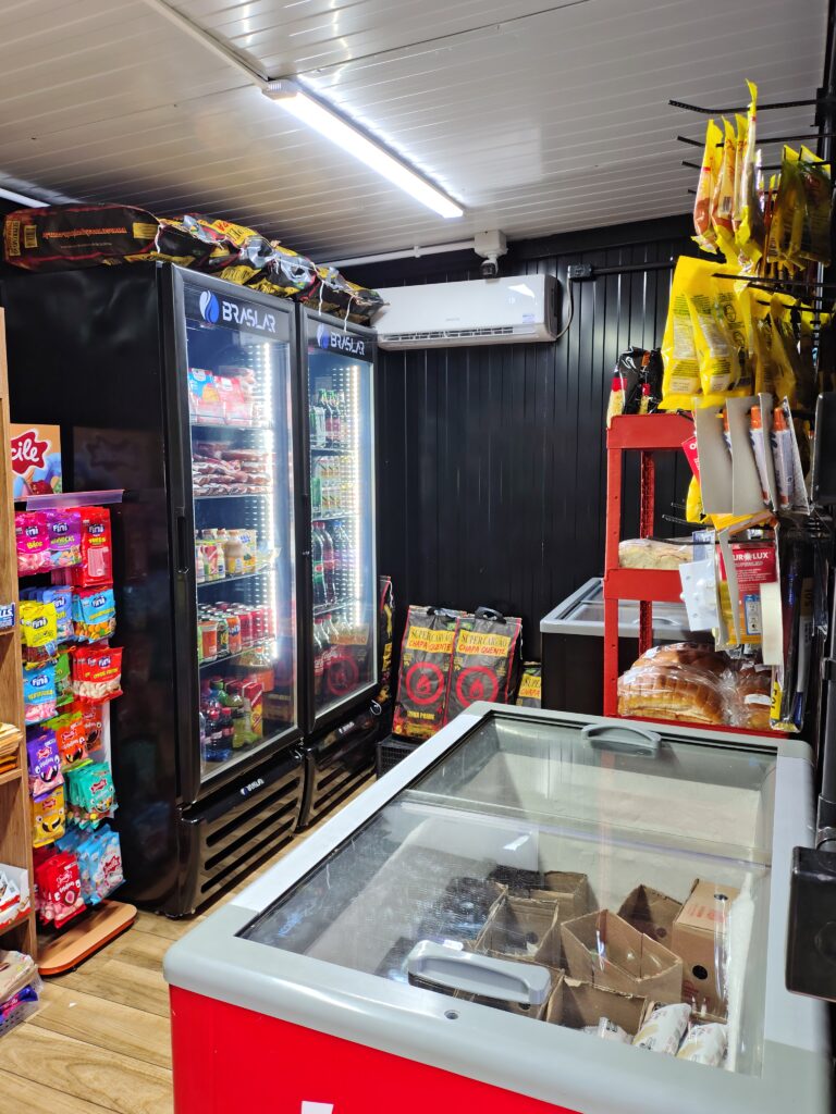 Interior de um mercado autônomo Bitmarket, com geladeiras de bebidas e prateleiras de produtos