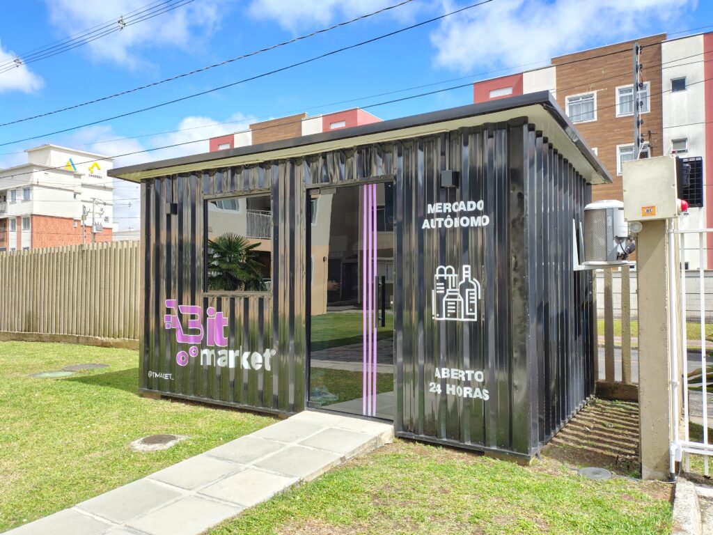 Fachada externa de uma unidade Bitmarket, container preto instalado em condomínio residencial