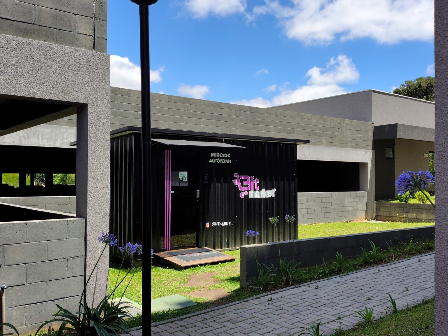 Unidade Bitmarket instalada em condominio residencial, vista da fachada