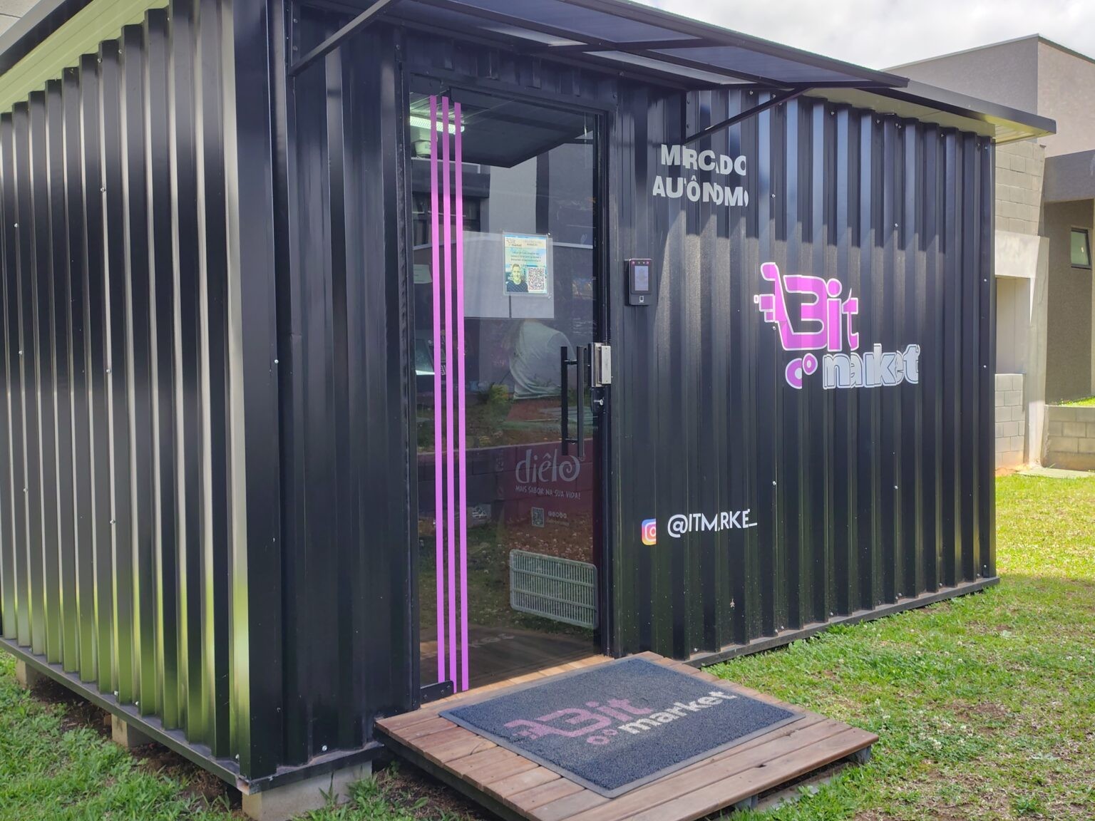Fachada de uma unidade Bitmarket, mercado autonomo em container preto
