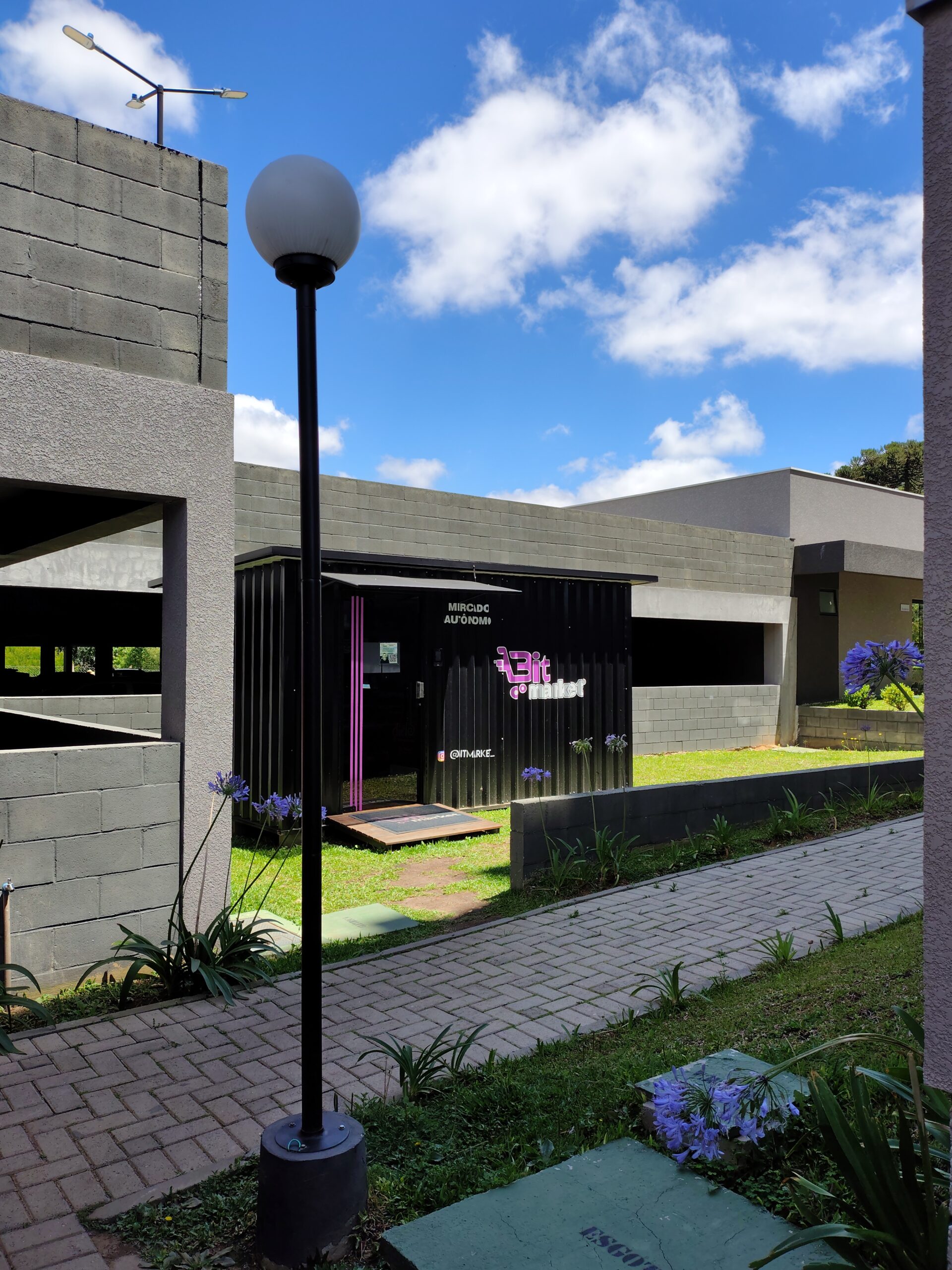 Unidade Bitmarket instalada em área comum de um condomínio residencial